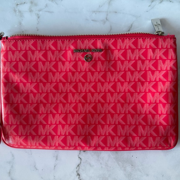 Michael Kors JetSet Geranium Wristlet Great 🎁 Card Slots Inside Beautiful Color - Picture 2 of 3